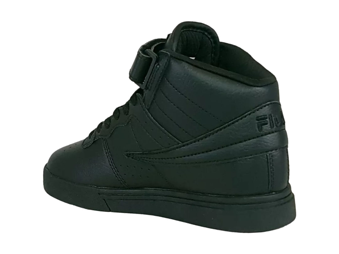 Tenis deportivos FILA de cuello alto en color negro total con correa ajustable y suela plana.