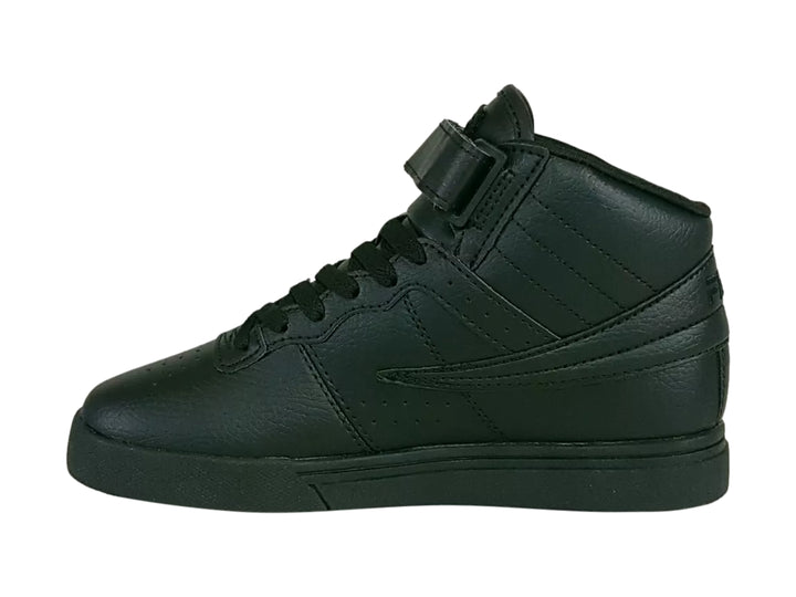 Tenis deportivos FILA de cuello alto en color negro total con correa ajustable y suela plana.