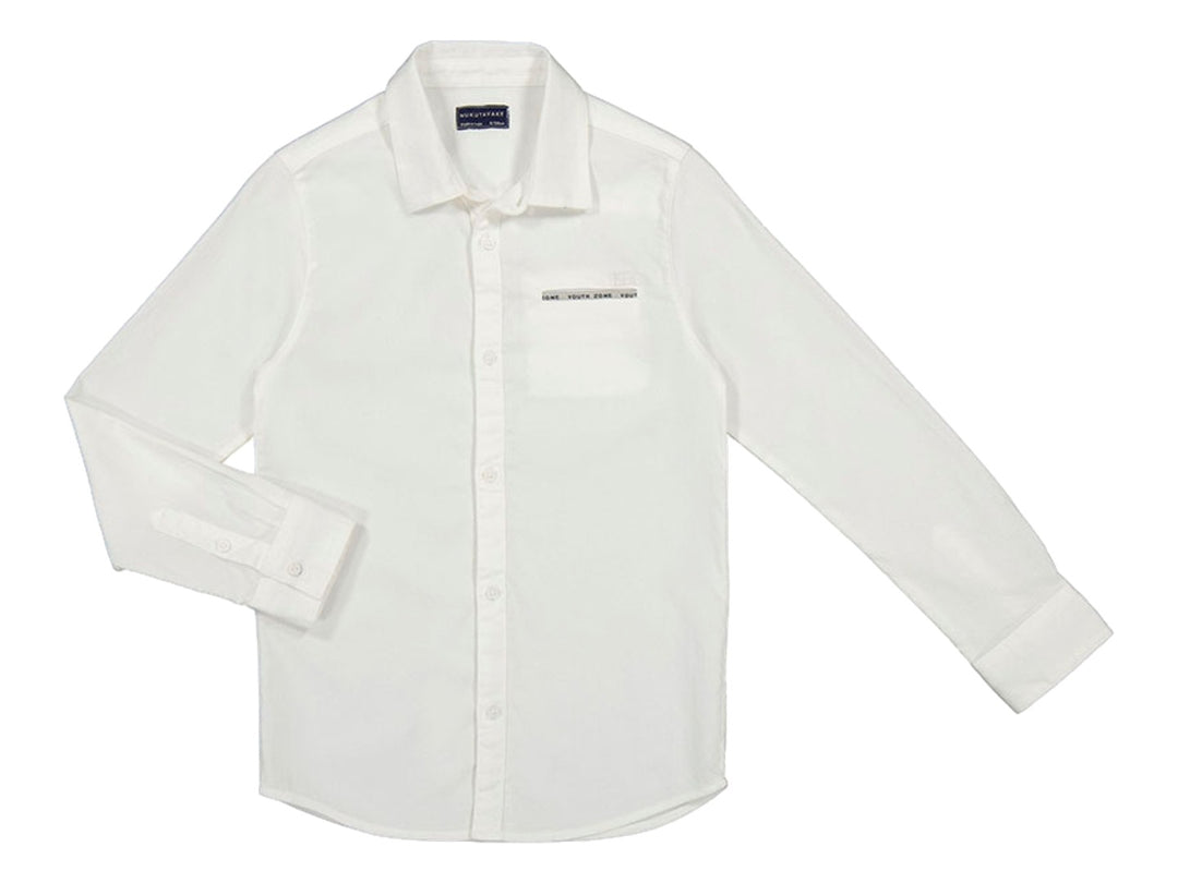 Camisa de vestir blanca de manga larga para niño con cuello y bolsillo frontal.