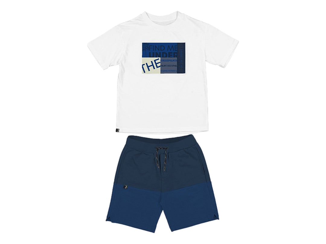 Conjunto de ropa para Niño: camiseta blanca con gráfico y shorts azules con diseño de bloques de color.
