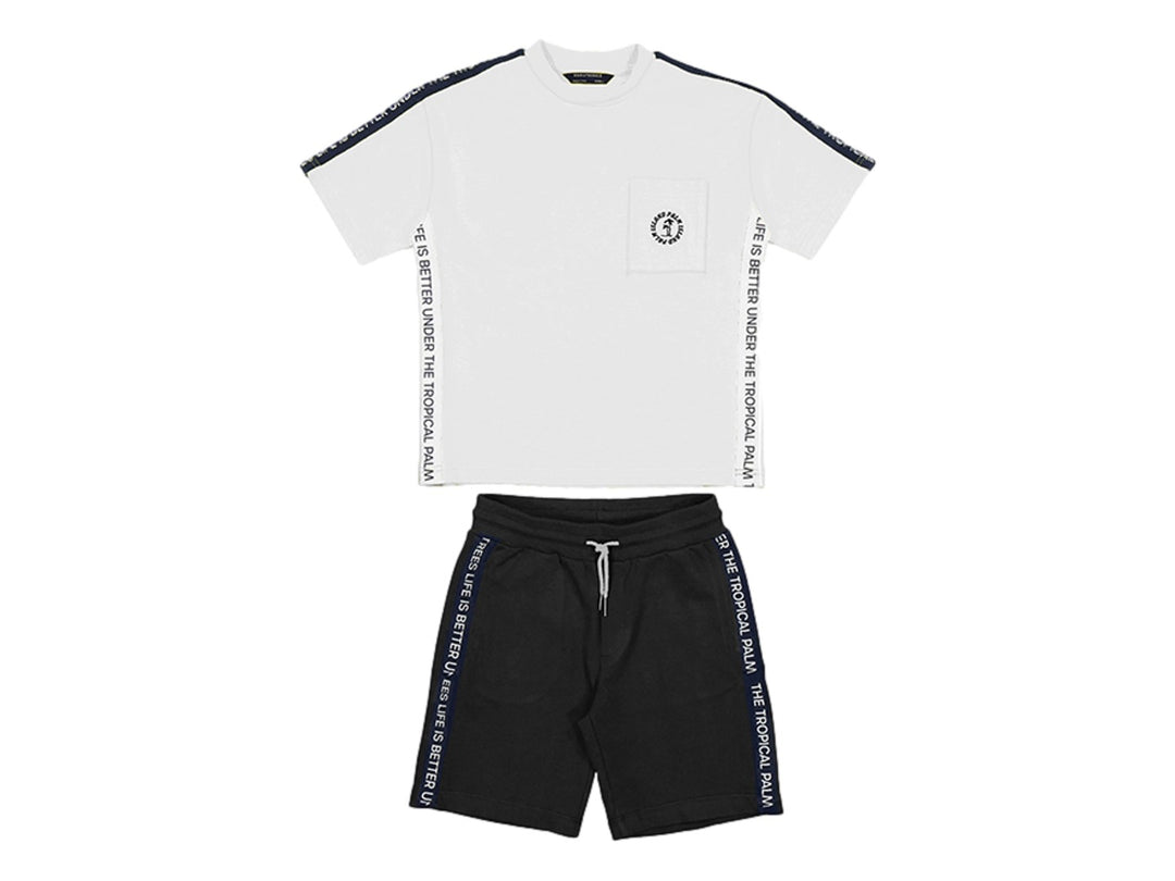 Conjunto de ropa para niño con camiseta blanca y shorts negros con cintas laterales decorativas.
