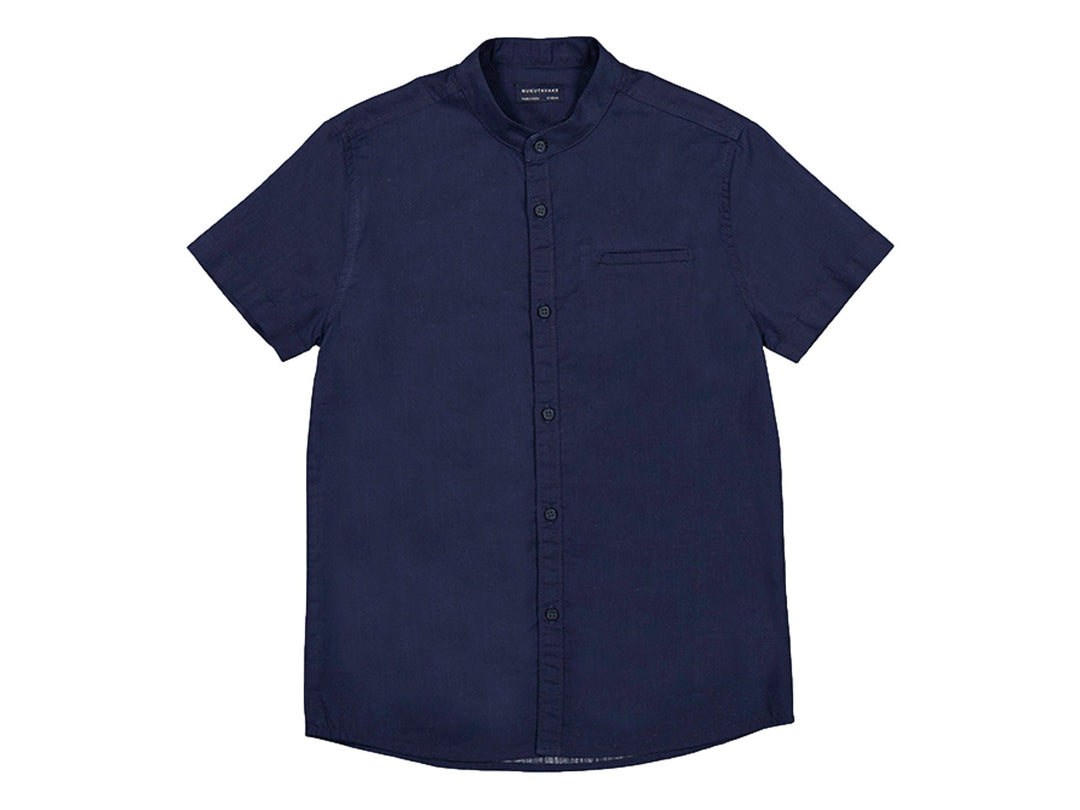 Camisa de manga corta color azul marino para niño con botones frontales y bolsillo en el pecho.