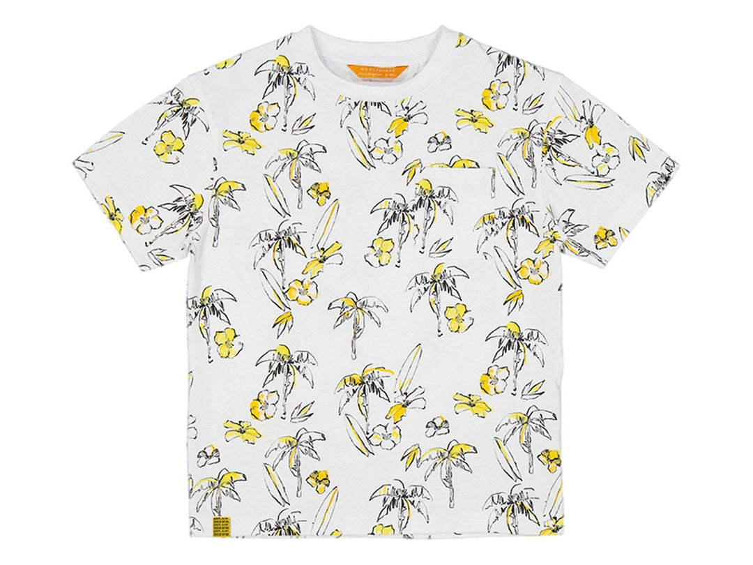 Camiseta blanca de manga corta con estampado de palmeras y flores amarillas.