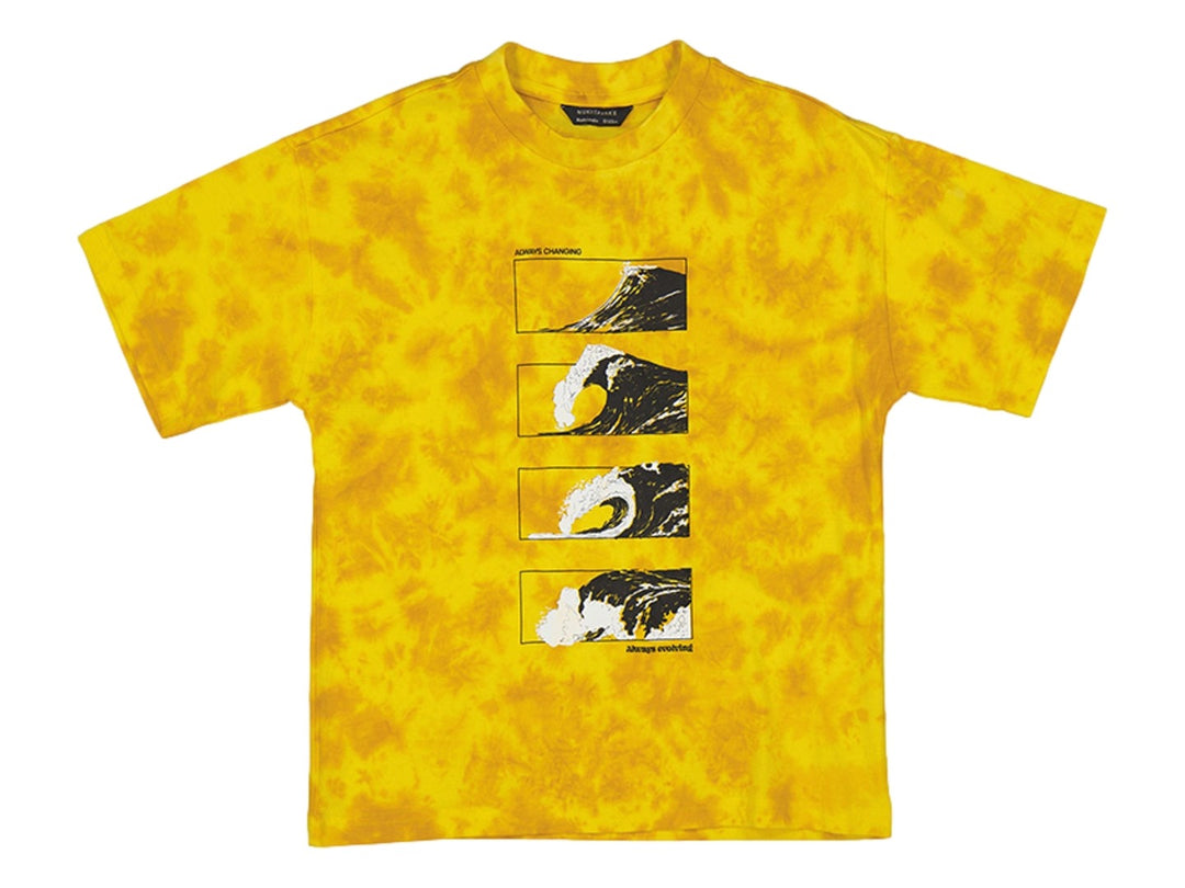 Camiseta amarilla tie-dye de manga corta con estampado central de cuatro imágenes de olas en blanco y negro.