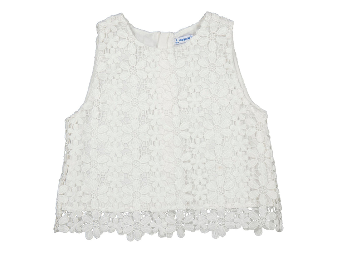 Top blanco de encaje guipur con diseño floral y sin mangas.