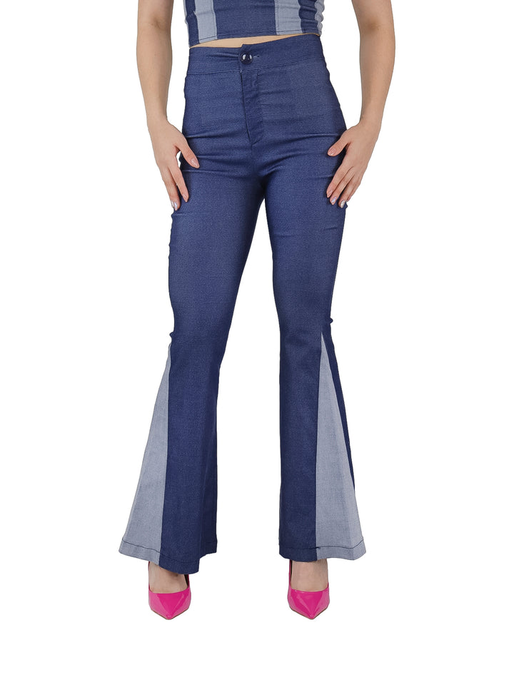Pantalón campana bicolor en tonos azul y gris con diseño de tiro alto.