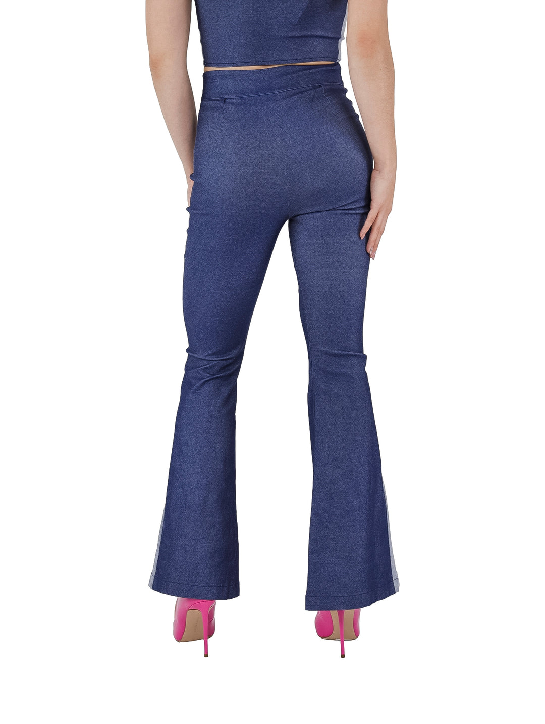 Pantalón campana bicolor en tonos azul y gris con diseño de tiro alto.
