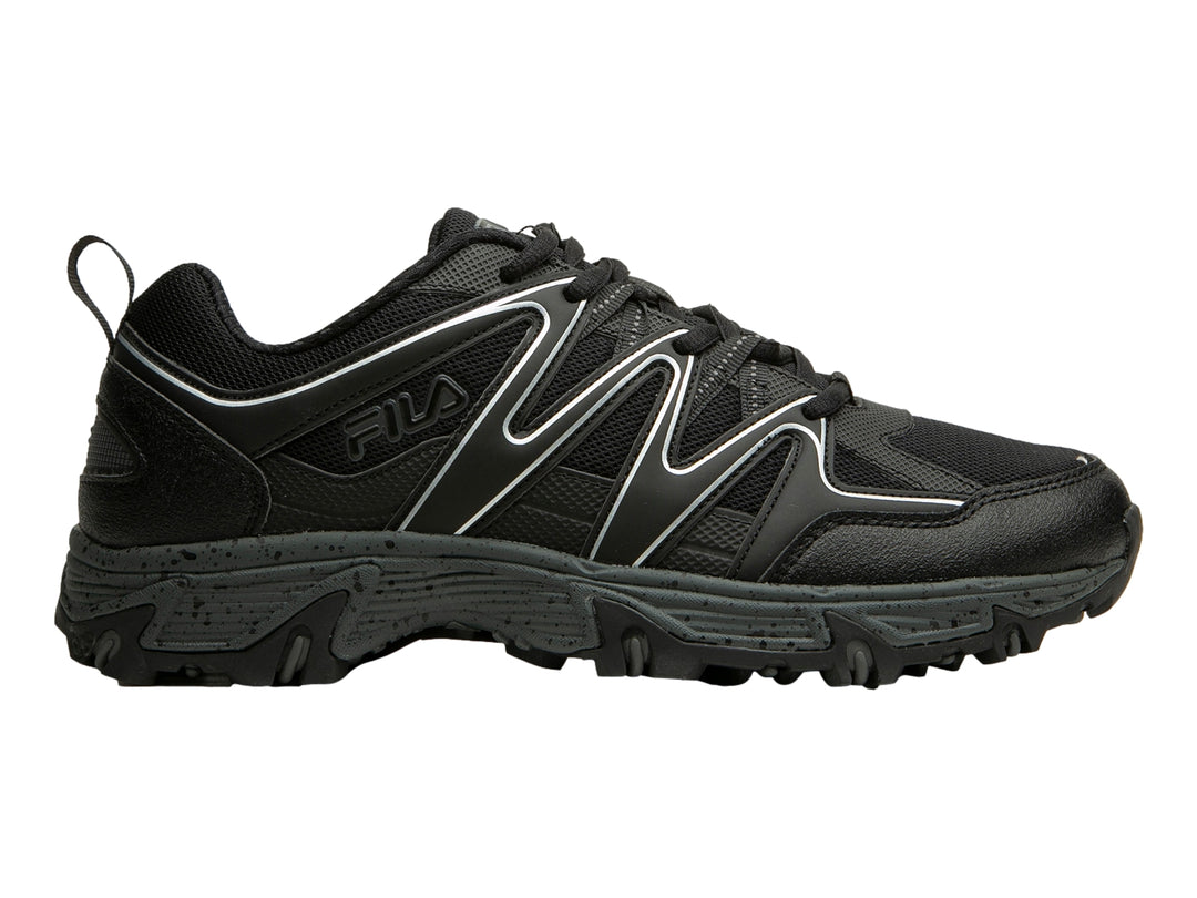 Tenis deportivos FILA en color negro con detalles en gris y plata, suela gruesa y diseño resistente.