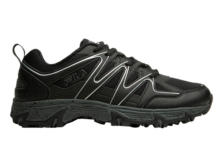 Tenis deportivos FILA en color negro con detalles en gris y plata, suela gruesa y diseño resistente.