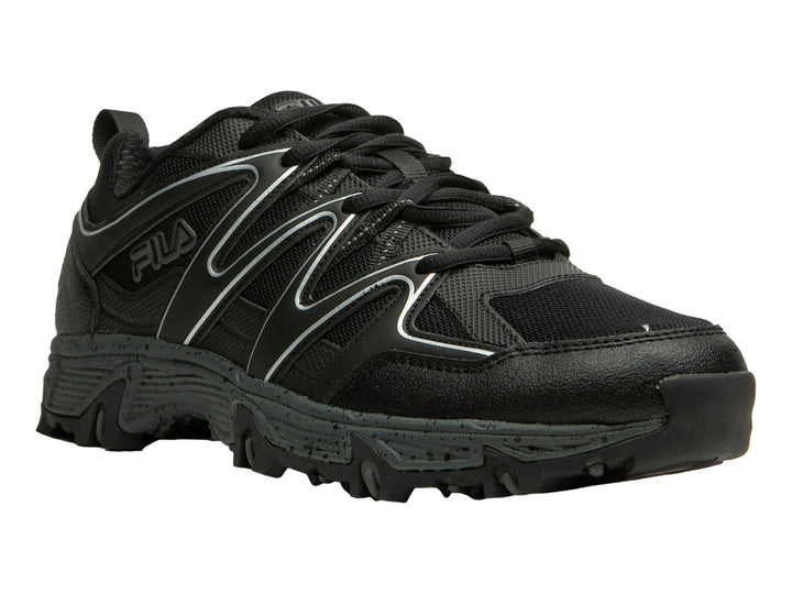 Tenis deportivos FILA en color negro con detalles en gris y plata, suela gruesa y diseño resistente.