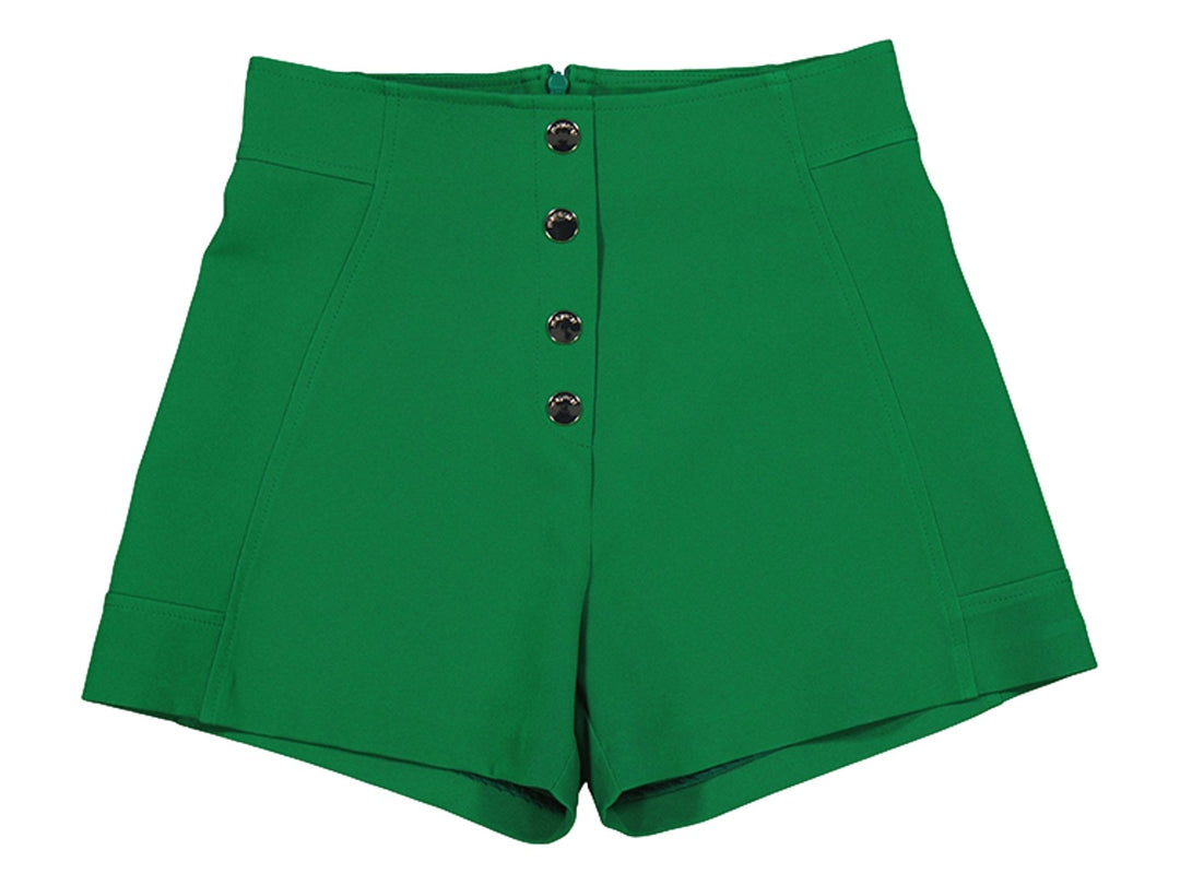 Pantalón corto color verde esmeralda con cuatro botones negros frontales.