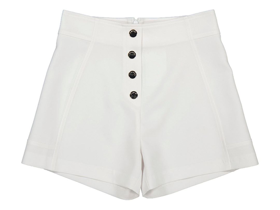 Pantalón corto blanco de tela crepé con cuatro botones negros frontales.