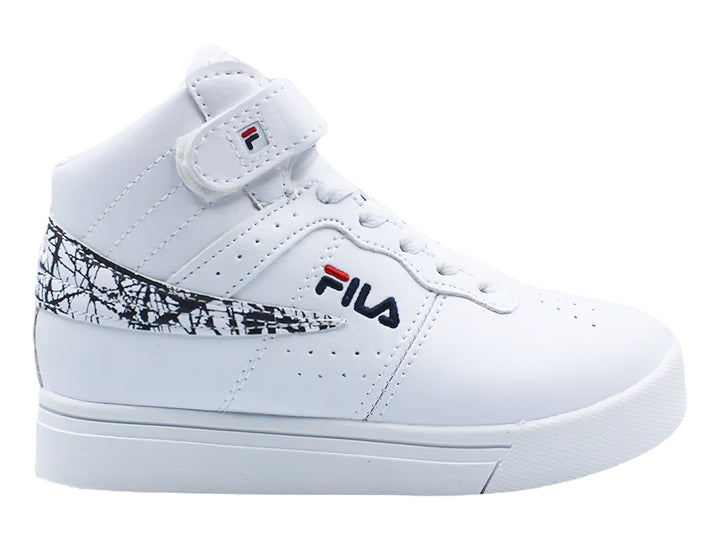 Tenis FILA blancos de bota con diseño gráfico lateral y logotipo en azul y rojo.