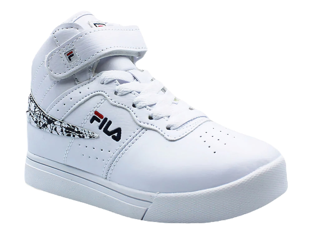 Tenis FILA blancos de bota con diseño gráfico lateral y logotipo en azul y rojo.