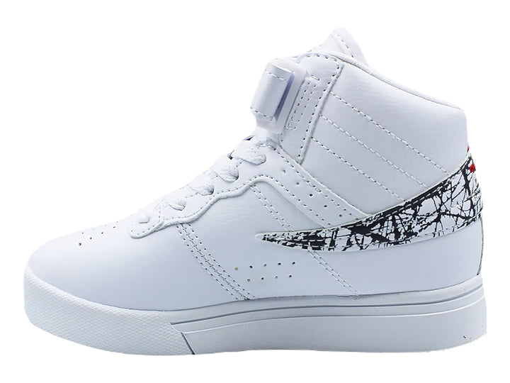 Tenis FILA blancos de bota con diseño gráfico lateral y logotipo en azul y rojo.