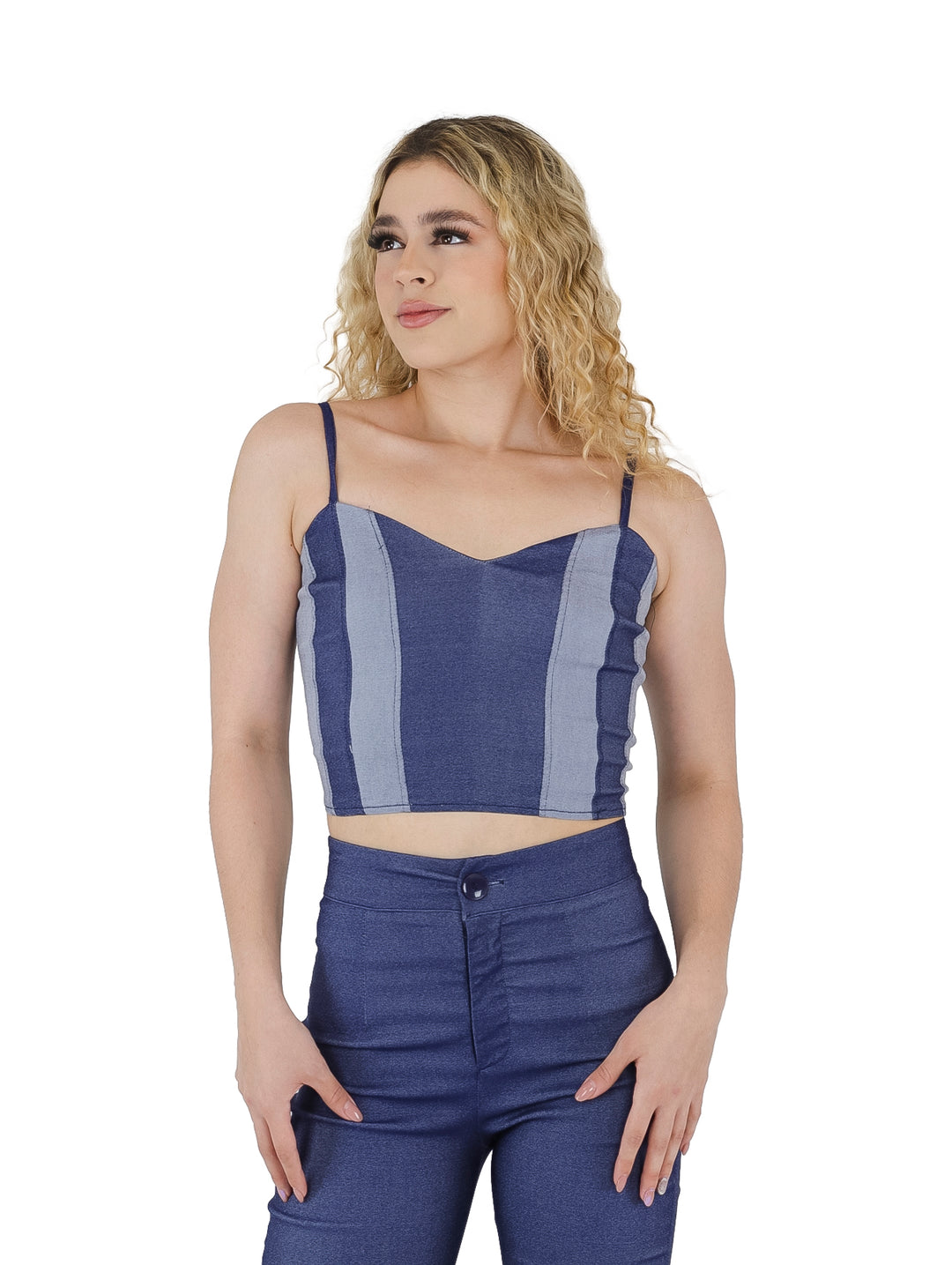 Mujer vistiendo un crop top azul con franjas grises, cuello corazón y tirantes delgados.