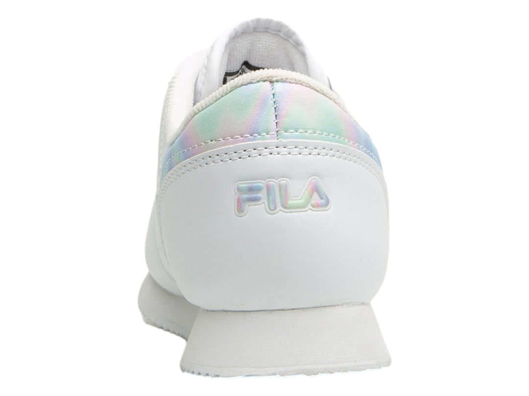 Tenis FILA Machu 2 IR de color blanco con detalle lateral iridiscente y suela blanca.