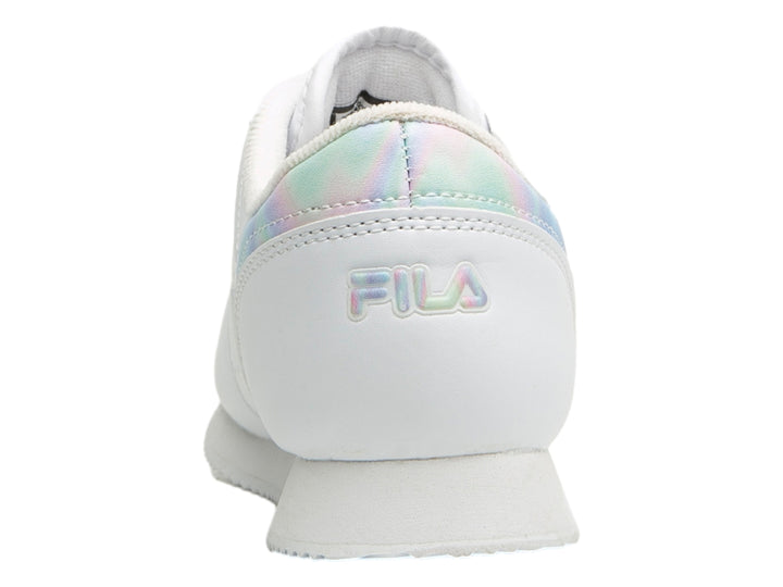 Tenis FILA Machu 2 IR de color blanco con detalle lateral iridiscente y suela blanca.