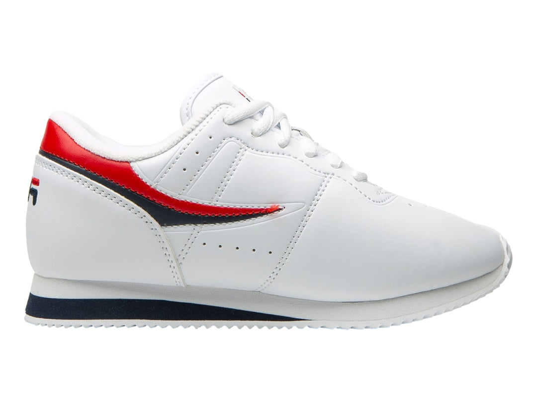 Tenis deportivos FILA color blanco con detalles en rojo y suela azul marino.
