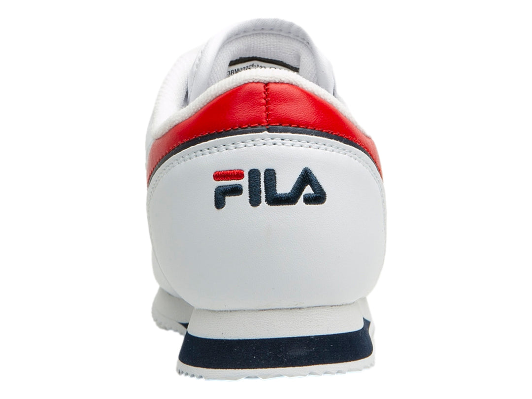 Tenis deportivos FILA color blanco con detalles en rojo y suela azul marino.