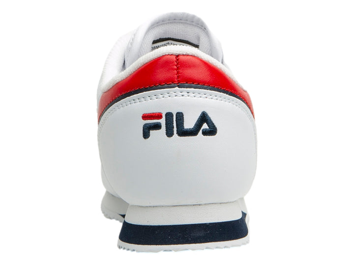 Tenis deportivos FILA color blanco con detalles en rojo y suela azul marino.