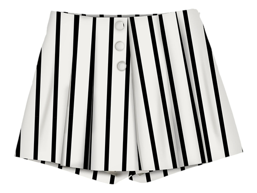 Bermuda infantil blanca con rayas verticales negras y tres botones frontales.