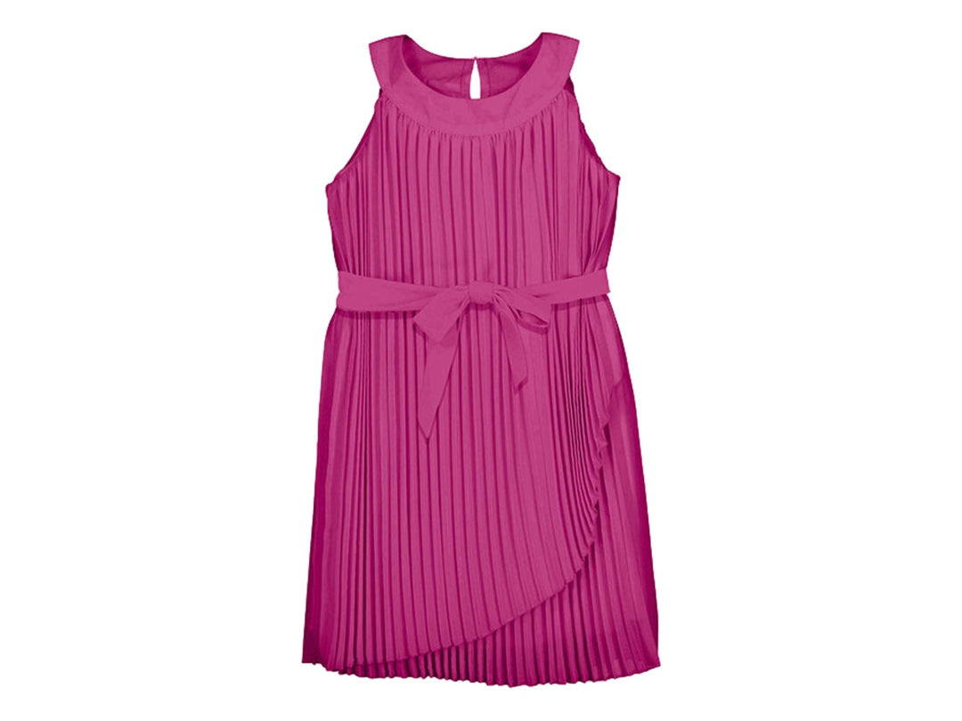 Vestido plisado color buganvilla con lazo en la cintura y sin mangas.