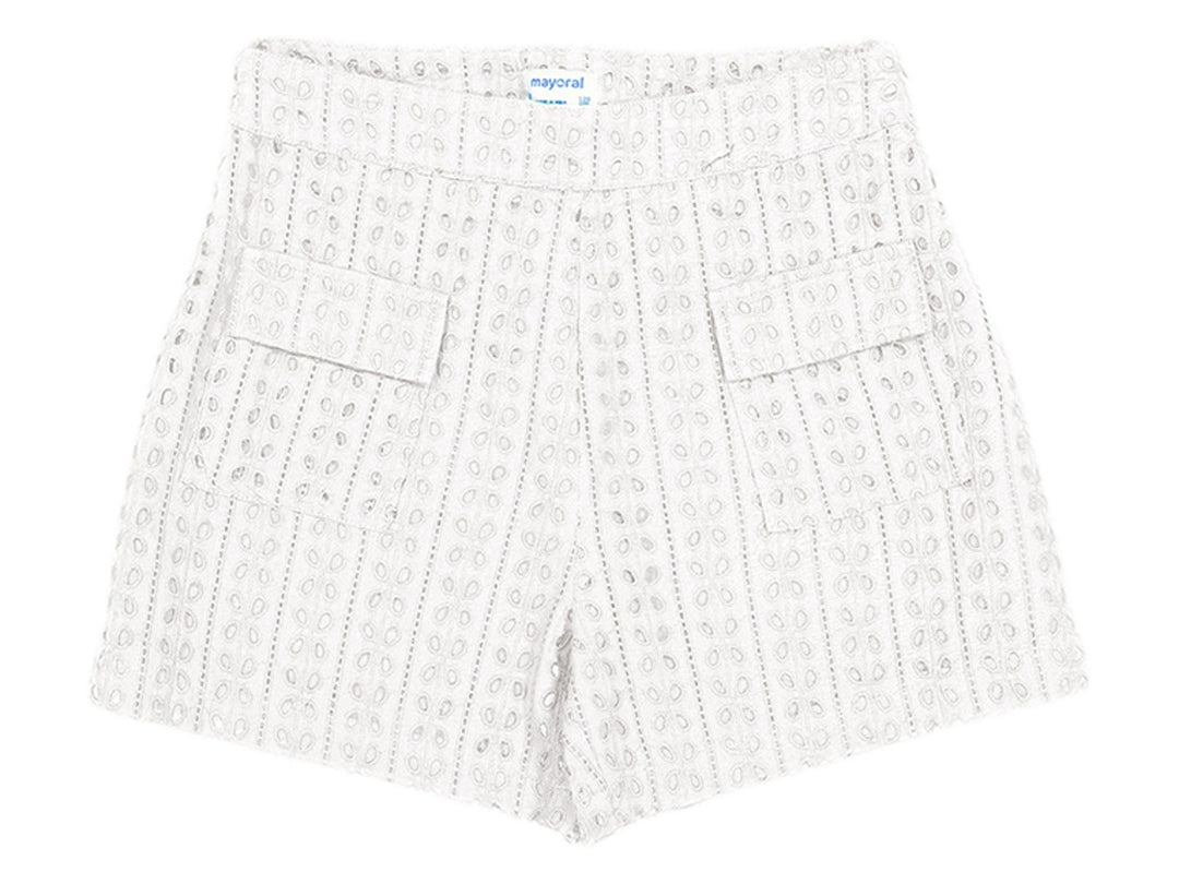 Pantalón corto blanco con diseño perforado y bolsillos frontales.