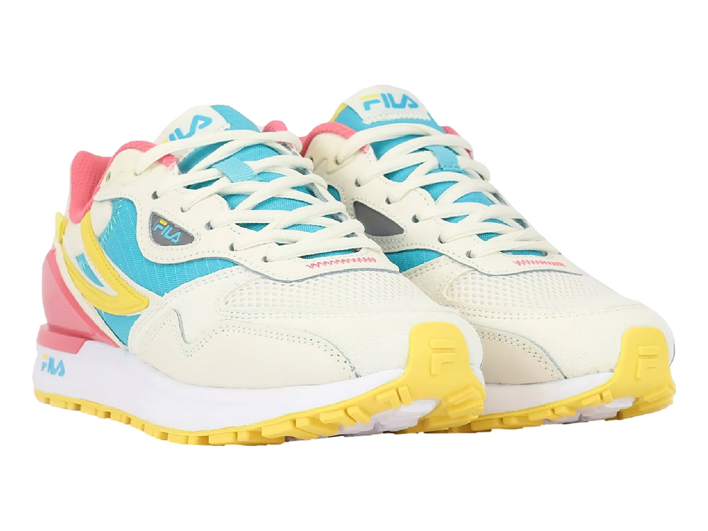 Tenis FILA en color blanco con detalles en azul, rosa y amarillo, diseño deportivo moderno.