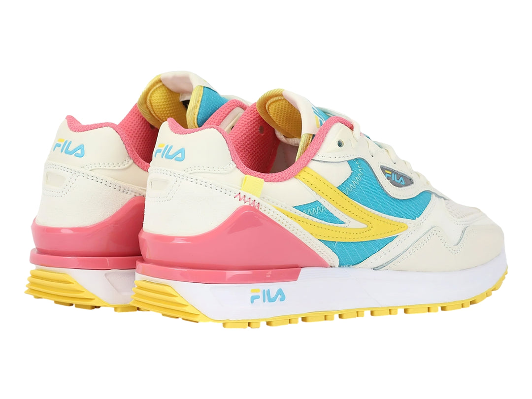 Tenis FILA en color blanco con detalles en azul, rosa y amarillo, diseño deportivo moderno.