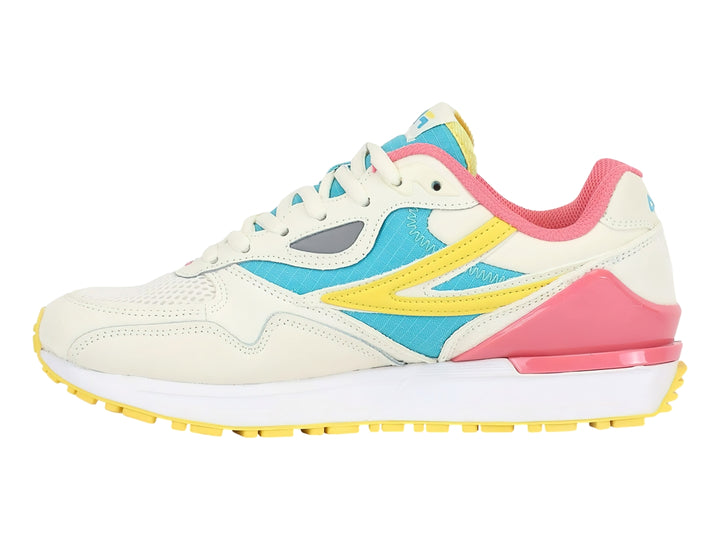 Tenis FILA en color blanco con detalles en azul, rosa y amarillo, diseño deportivo moderno.