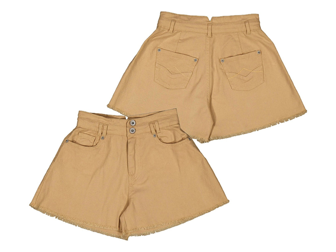 Bermudas color tostado para niños con acabado deshilachado en el bajo.