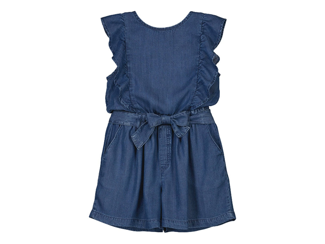 Mono azul de mezclilla para niña con lazo en la cintura y volantes en los hombros.