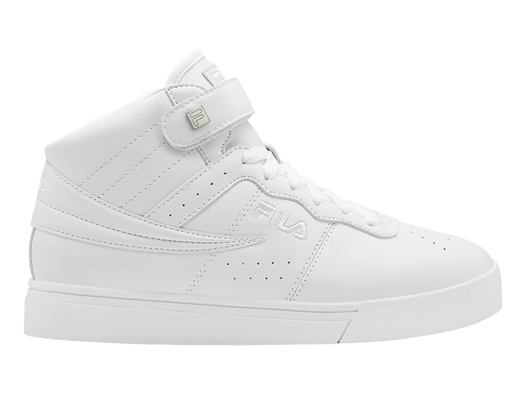Tenis FILA color blanco de corte alto con correa en el tobillo y suela vulcanizada.