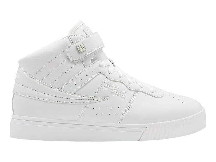Tenis FILA color blanco de corte alto con correa en el tobillo y suela vulcanizada.