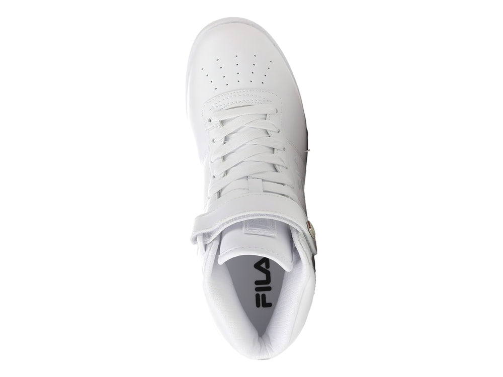 Tenis FILA color blanco de corte alto con correa en el tobillo y suela vulcanizada.