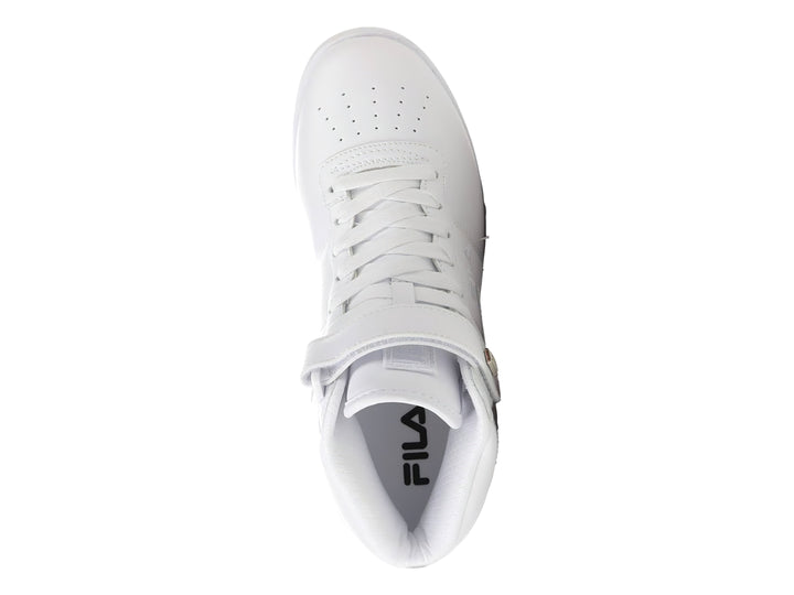 Tenis FILA color blanco de corte alto con correa en el tobillo y suela vulcanizada.
