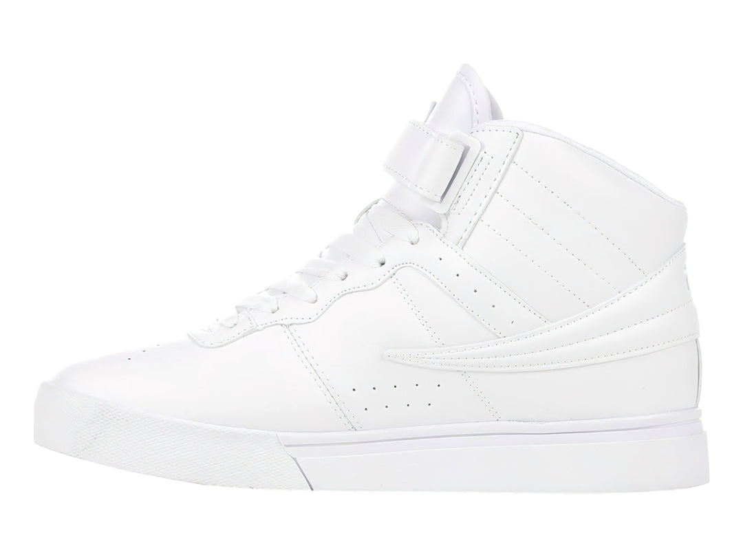 Tenis FILA color blanco de corte alto con correa en el tobillo y suela vulcanizada.