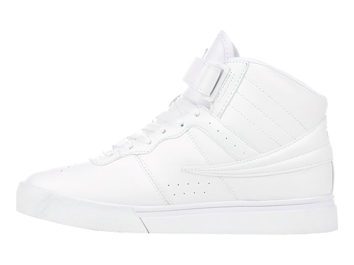 Tenis FILA color blanco de corte alto con correa en el tobillo y suela vulcanizada.