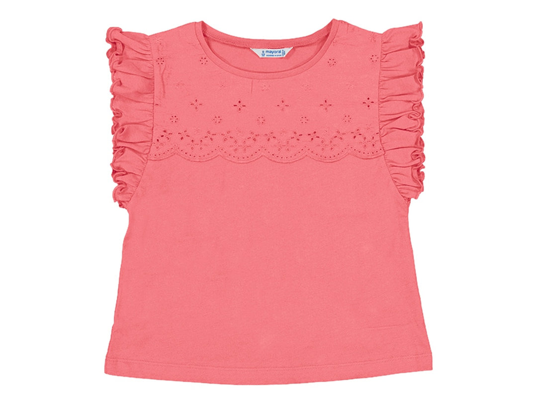 Camiseta color coral para niña con volantes en los hombros y detalles bordados en el pecho.