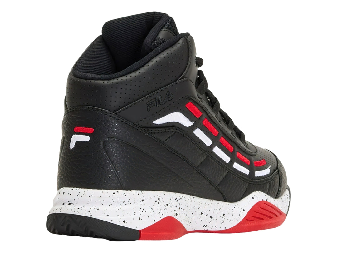 Tenis deportivos FILA de bota color negro con detalles en blanco y rojo y suela moteada blanca.