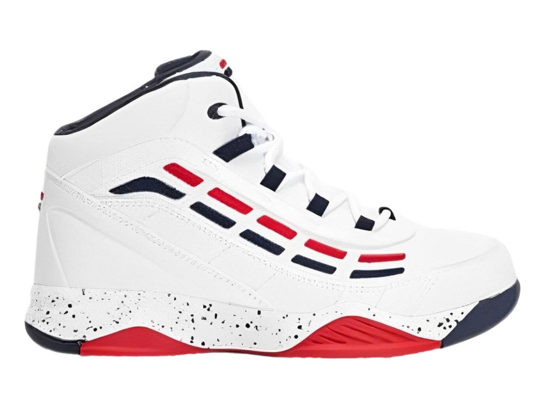 Tenis deportivos FILA de corte alto en color blanco con detalles en azul marino y rojo.