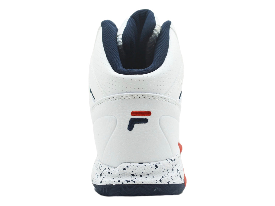 Tenis deportivos FILA de corte alto en color blanco con detalles en azul marino y rojo.