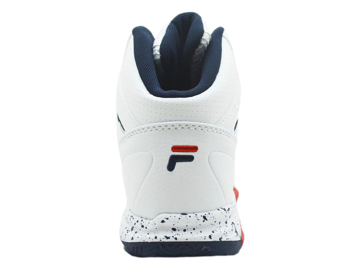 Tenis deportivos FILA de corte alto en color blanco con detalles en azul marino y rojo.