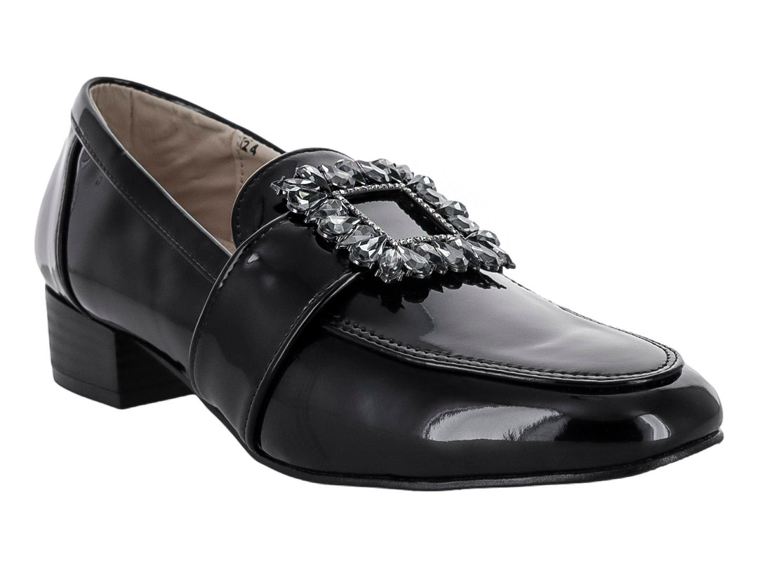 Zapato mocasín de charol negro con hebilla decorativa de cristales y tacón cuadrado.