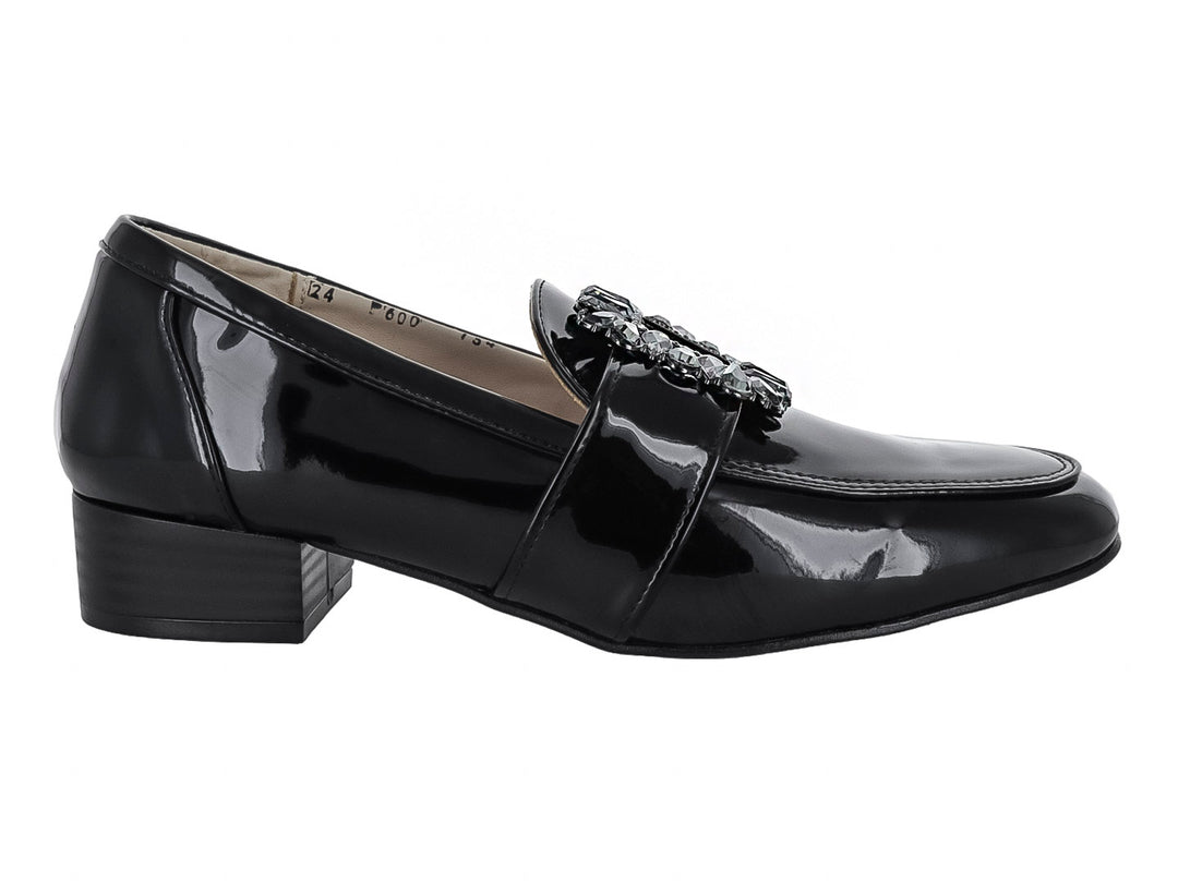 Zapato mocasín de charol negro con hebilla decorativa de cristales y tacón cuadrado.