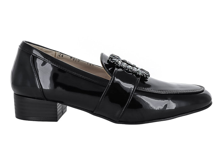 Zapato mocasín de charol negro con hebilla decorativa de cristales y tacón cuadrado.