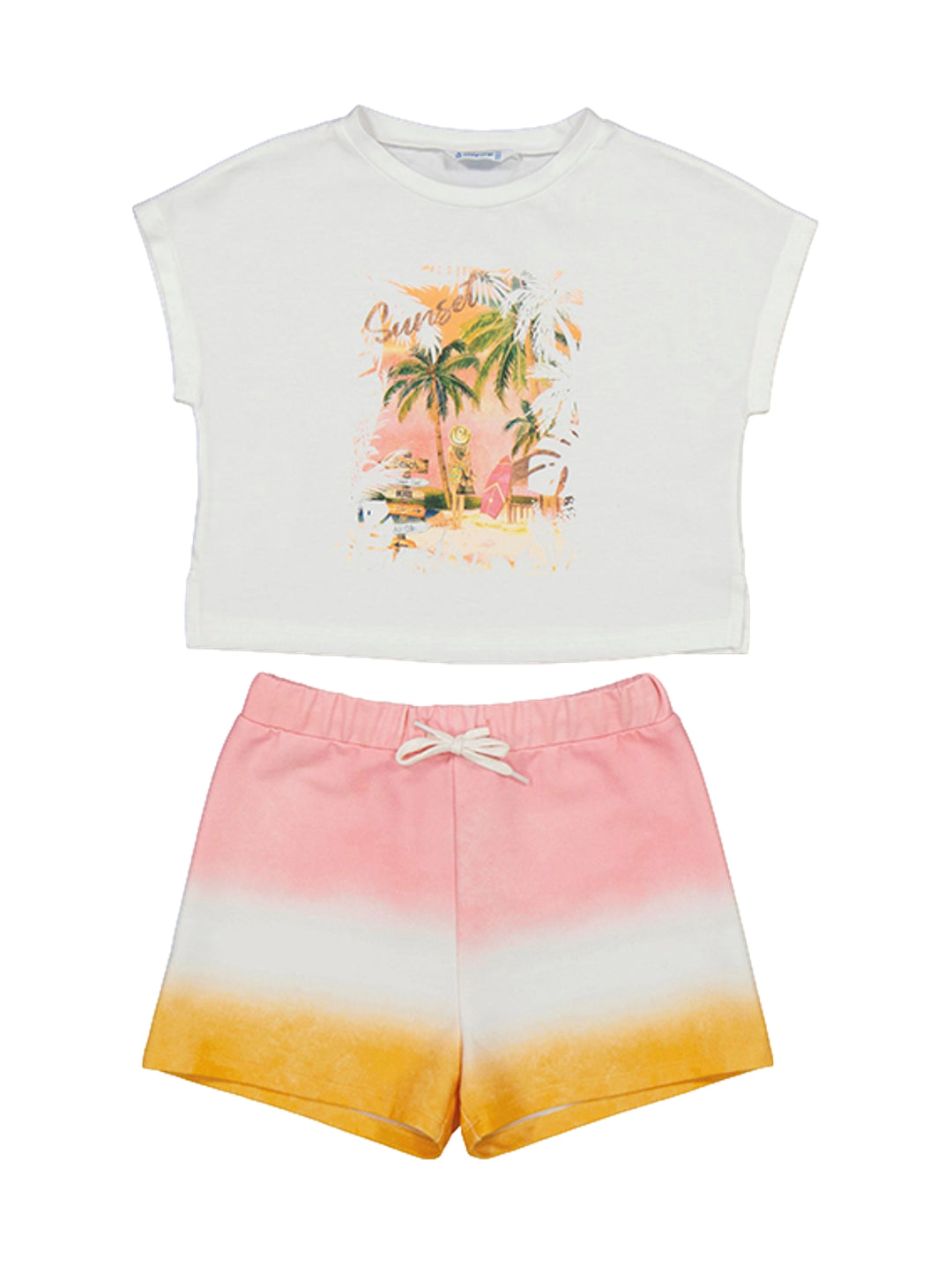 Conjunto de camiseta blanca con estampado tropical y shorts con degradado en tonos coral y amarillo.