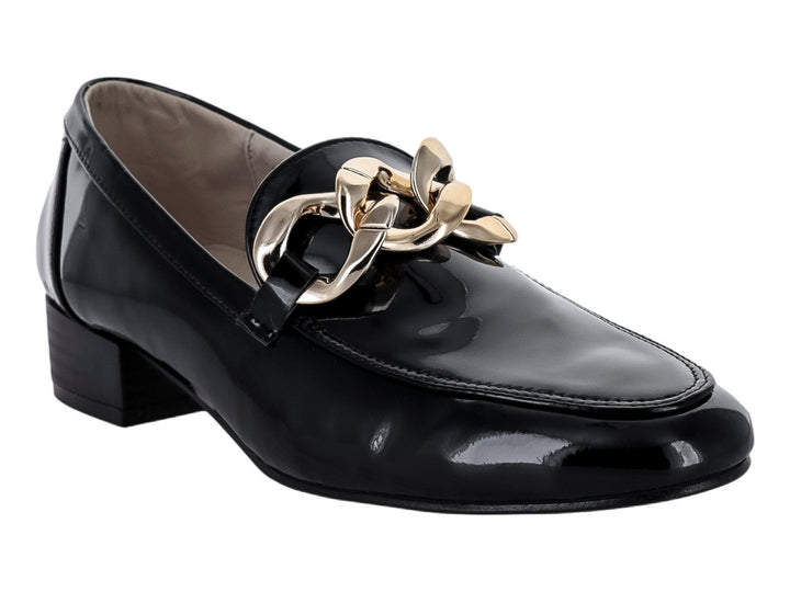Zapato mocasín de charol negro con detalle de cadena dorada y tacón bajo.