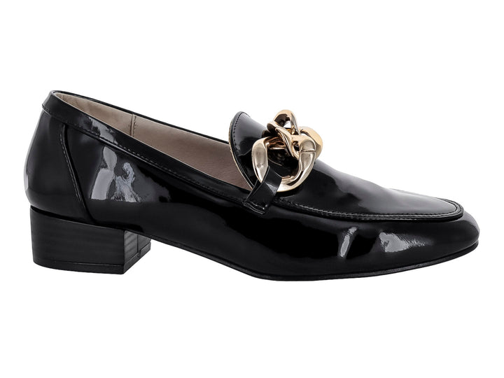 Zapato mocasín de charol negro con detalle de cadena dorada y tacón bajo.